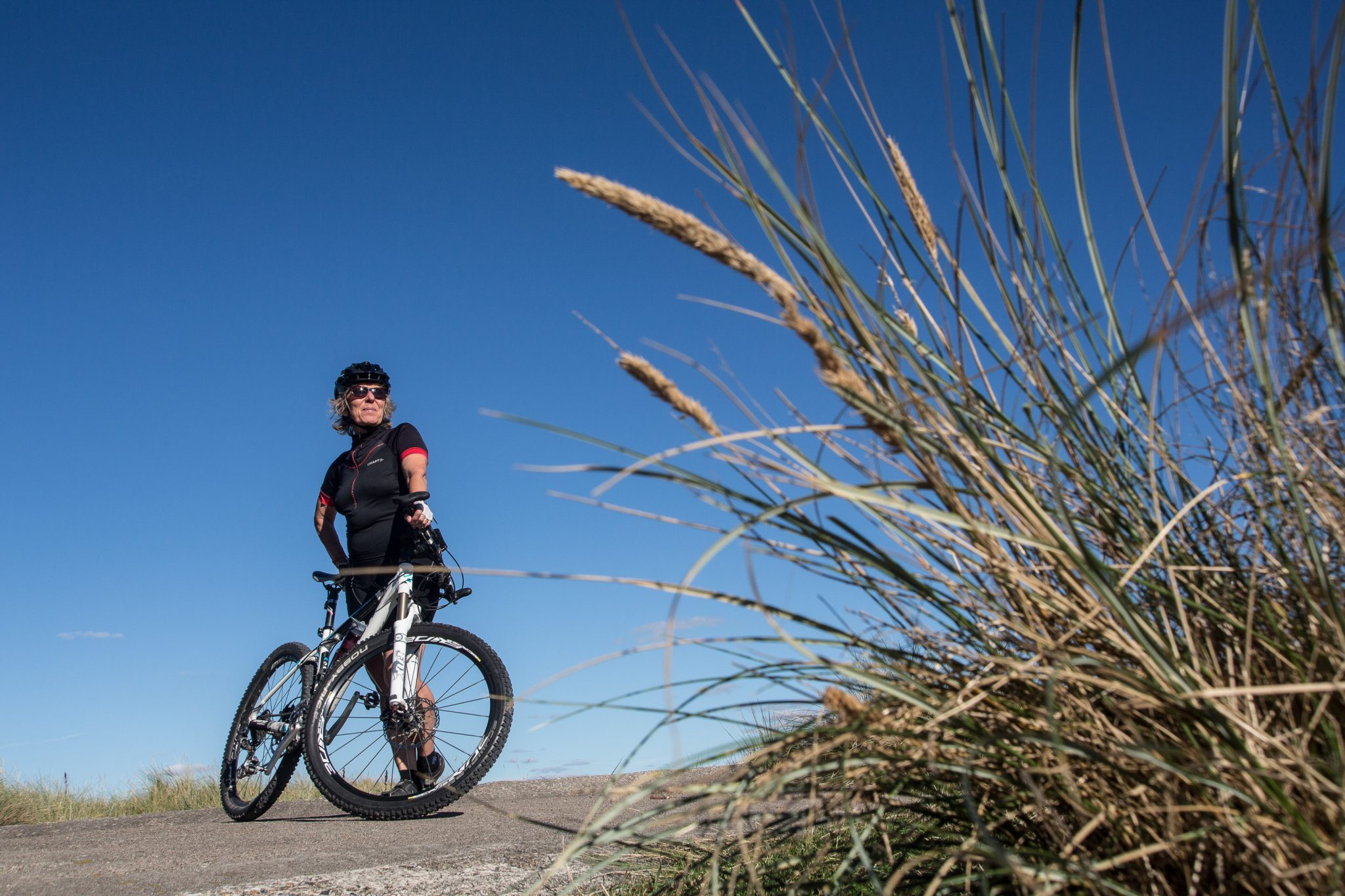 Fotograf Jan Høst-Aaris fra Vodskov i Aalborg kommune har taget et billede af mountainbiker Winni Jørgensen og bruger billedet til et mini fotokursus med tre fotoøvelser på den blog Sipureco PR & kommunikation har på internettet.